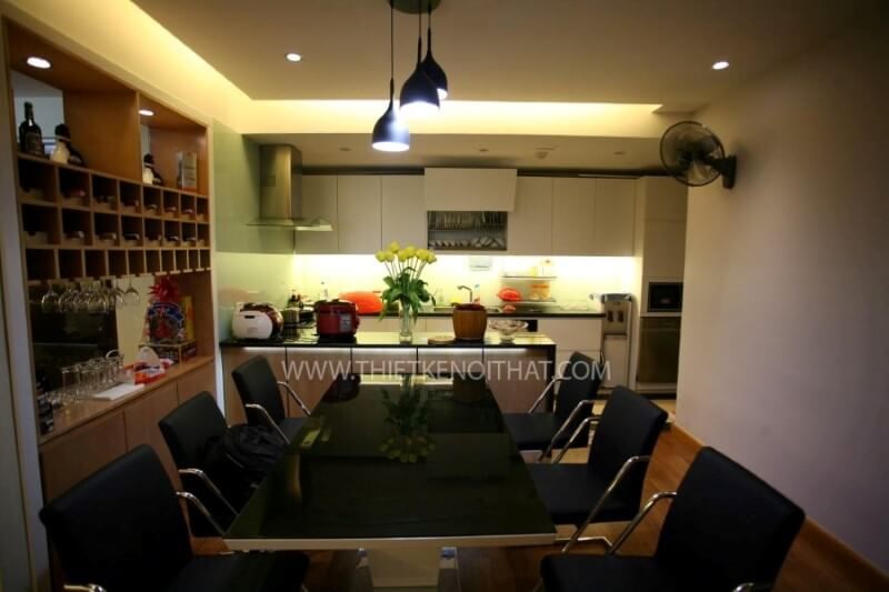 Phòng ăn hiện đại có những món nội thất hữu ích như: bàn ăn, ghế ăn, đèn thả trần,...